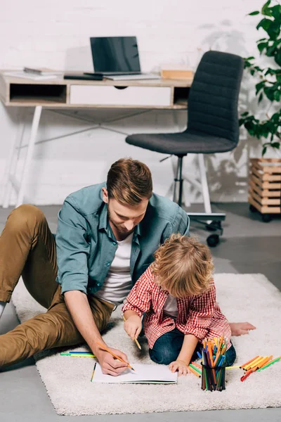 High Angle View Father Son Drawing White Paper Colorful Markers — Stock Photo, Image