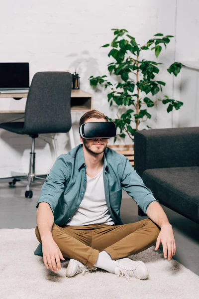 Young Man Using Virtual Reality Headset Sitting Floor Home — Free Stock Photo
