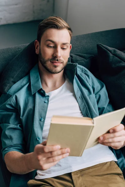 Vue Grand Angle Jeune Homme Allongé Sur Canapé Livre Lecture — Photo