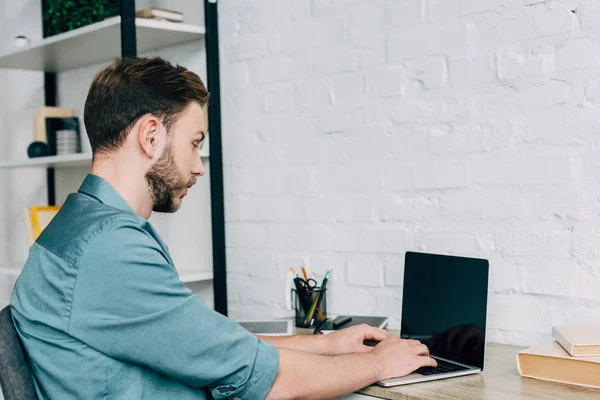 Vista Lateral Del Freelancer Masculino Que Trabaja Ordenador Portátil Mesa — Foto de Stock