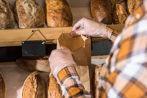 Vista Recortada Manos Masculinas Poniendo Pan Bolsa Papel — Foto de Stock