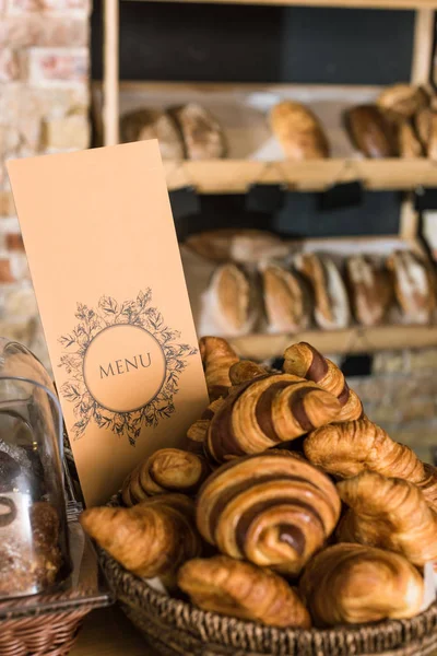 Primer Plano Croissants Recién Horneados Canasta Mimbre Con Menú — Foto de stock gratis