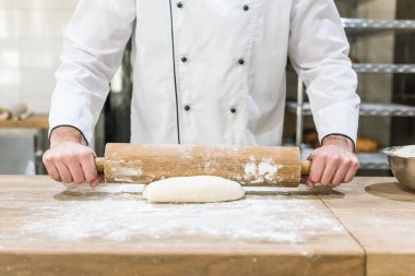 baker el ahşap kontuarında çiğ hamur yayıyoruz yakın çekim