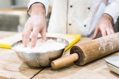 baker el hamur ekmek fırınları metal kapta ile yakın çekim