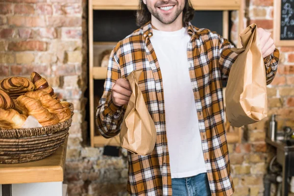 Uomo Sorridente Che Tiene Sacchetti Carta Con Pasticceria Panetteria — Foto Stock