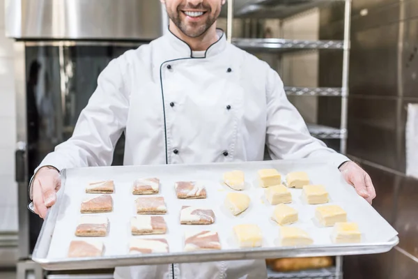 Weergave Van Lachende Kok Holding Bakplaat Met Rauwe Deeg Bijgesneden — Stockfoto