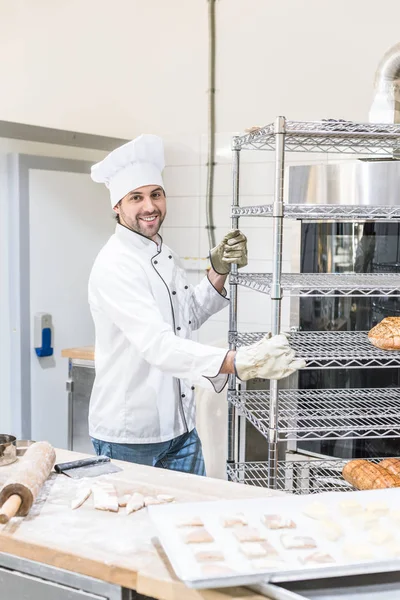 Uśmiechnięty Mężczyzna Baker Jednolite Stojący Szefów Kuchni Kuchni — Darmowe zdjęcie stockowe
