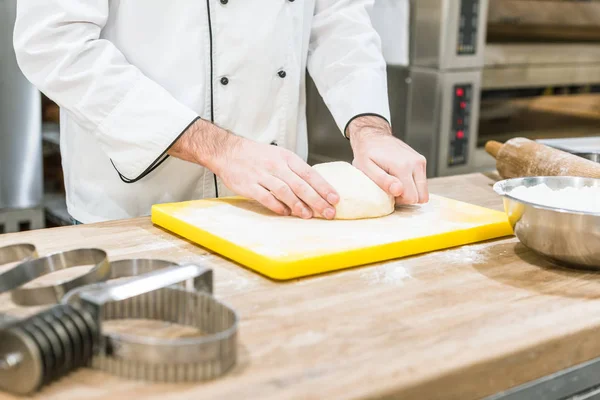 Gros Plan Des Mains Boulanger Avec Pâte Sur Planche Découper — Photo