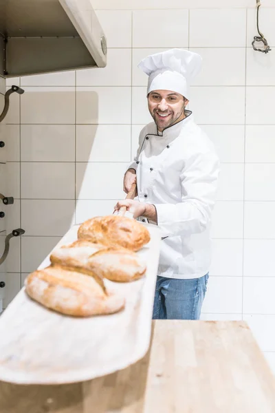 Baker Drží Kovový Rýč Čerstvým Pečivem Kuchyni Pekárna — Stock fotografie