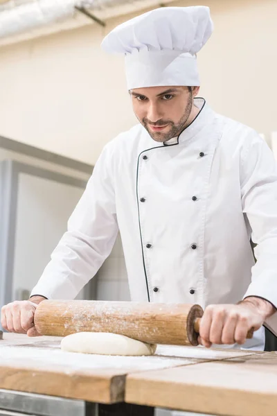 Chef Stendere Pasta Con Mattarello Sul Tavolo Legno — Foto Stock