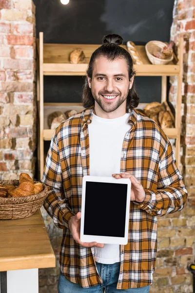 Bonito Vendedor Segurando Tablet Digital Padaria — Fotografia de Stock