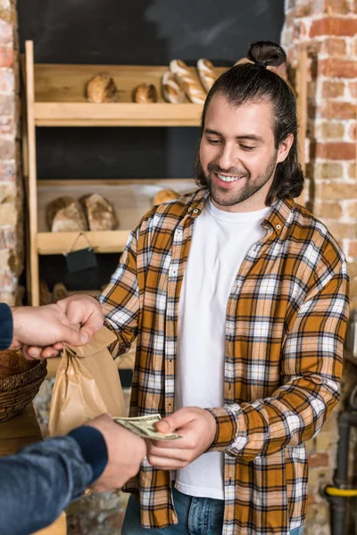 Cliente Pagando Efectivo Vendedor Tomando Dinero — Foto de Stock