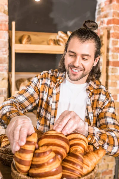 Vendedor Guapo Poniendo Pastelería Cesta Mimbre — Foto de stock gratuita