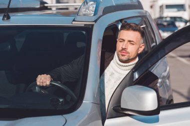 Yakışıklı adam araba ve holding yönlendirmek bakan 