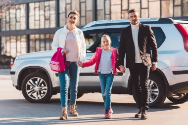 Arabanın yakınında yürüyüş ve holding mutlu aile eller