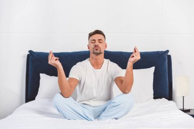 Yakışıklı erkek pijama Yoga pratik