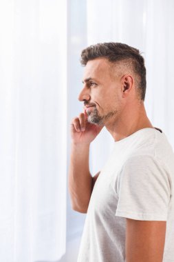 Yakışıklı adam ayakta pencere profili