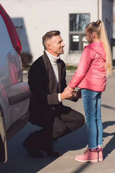 Father Holding Hands Daughter Street — Free Stock Photo