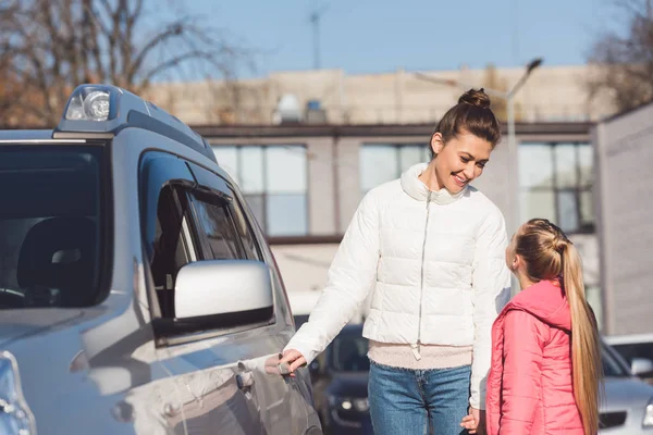 Mom Daughter Standing Car Casual Clothing — Stock Photo, Image