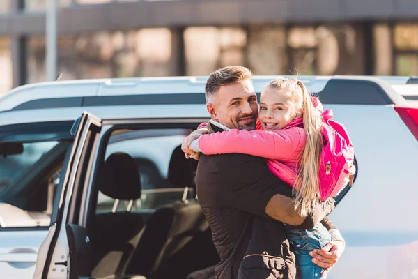Far Som Holder Datter Står Nærheten Bilen – stockfoto