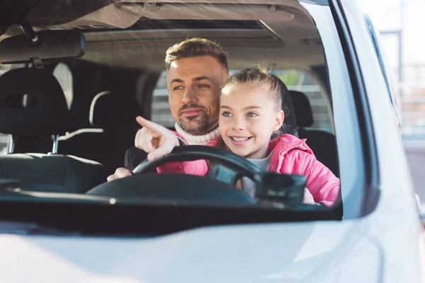 Dochter Zitten Auto Met Papa Wijzend Autoruit — Stockfoto