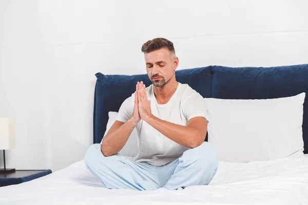 Hombre Guapo Practicando Yoga Cama — Foto de Stock