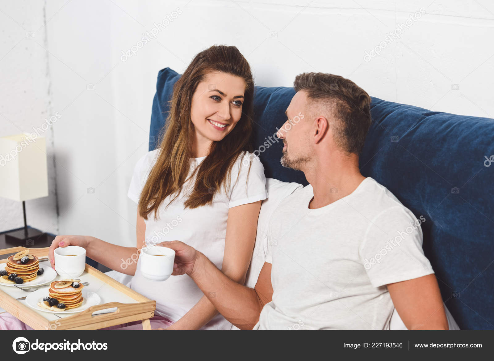 Alegre Pareja Hablando Desayunando Cama Por Mañana - Foto de stock gratis © IgorVetushko #227193546 Alegre Pareja Hablando Desayunando Cama Por Mañana - Foto de stock gratis © IgorVetushko #227193546