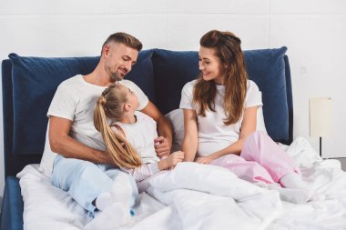 Mutlu anne kızına pijama gülümseyen