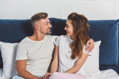 Karısı seyir ve pijama gülümseyen kocası