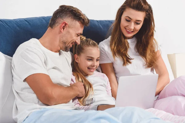 Lachende Familie Liggen Slaapkamer Met Laptop — Gratis stockfoto