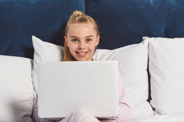 Smiling Preteen Kid Lying Bed Laptop — Free Stock Photo