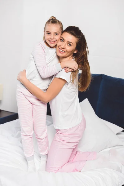 Mom Daughter Hugging Smiling Bedroom — Free Stock Photo