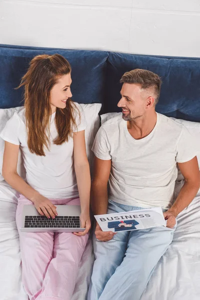Husband Wife Looking Each Other Bed — Stock Photo, Image