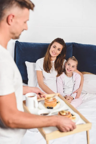 Father Holding Wooden Tray Breakfast While Daughter Wife Sitting Bed — Stock Photo, Image