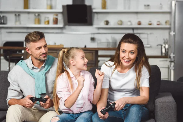 幸福的家庭一起在客厅玩电子游戏 — 免费的图库照片