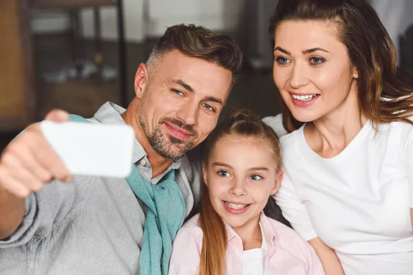Ευτυχισμένη Οικογένεια Λαμβάνοντας Αυτοπορτρέτα Στο Smartphone Στο Σπίτι — Φωτογραφία Αρχείου