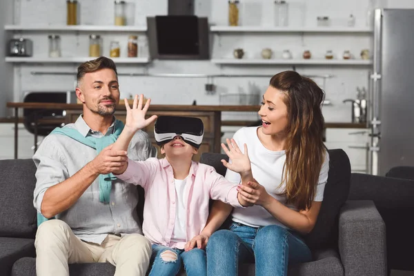 Filha Sentada Sofá Fone Ouvido Realidade Virtual Com Pais — Fotografia de Stock