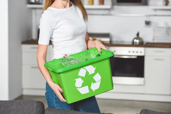 Vista Recortada Mujer Sosteniendo Caja Verde Con Signo Reciclaje Botellas —  Fotos de Stock