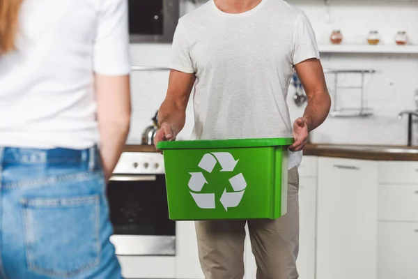 Cortado Com Homem Com Caixa Reciclagem Verde Cozinha — Fotografia de Stock