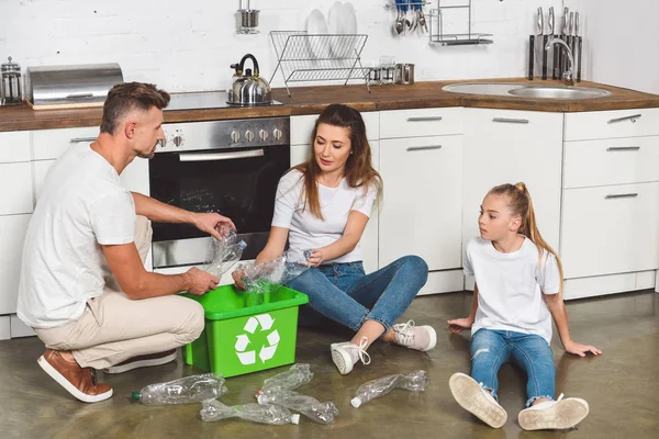 Familia Sentada Suelo Cocina Poniendo Botellas Plástico Vacías Caja Reciclaje — Foto de Stock