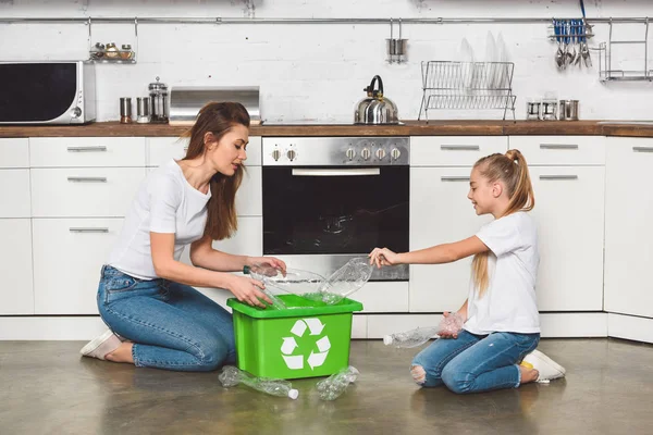 Mother Daughter Putting Empty Plastic Bottles Green Recycle Box Kitchen — Stock Photo, Image