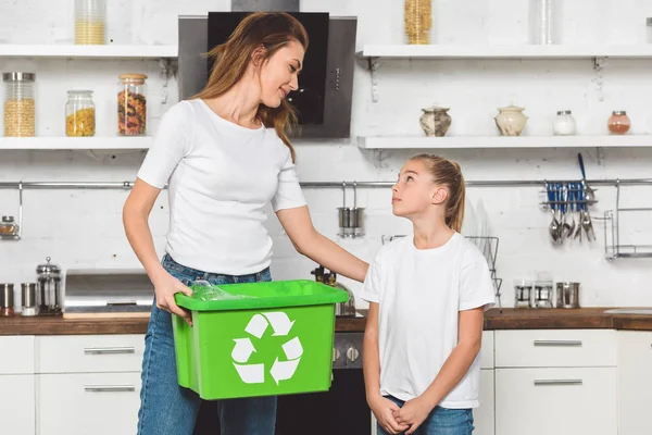 Μητέρα Κρατώντας Ανακύκλωσης Πράσινο Κουτί Και Βλέπουν Κόρη — Φωτογραφία Αρχείου