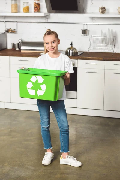 Niño Sonriente Sosteniendo Caja Reciclaje Verde Cocina — Foto de Stock