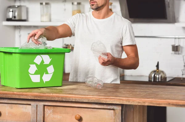 裁剪的人把塑料瓶在绿色回收箱的竞争 — 图库照片