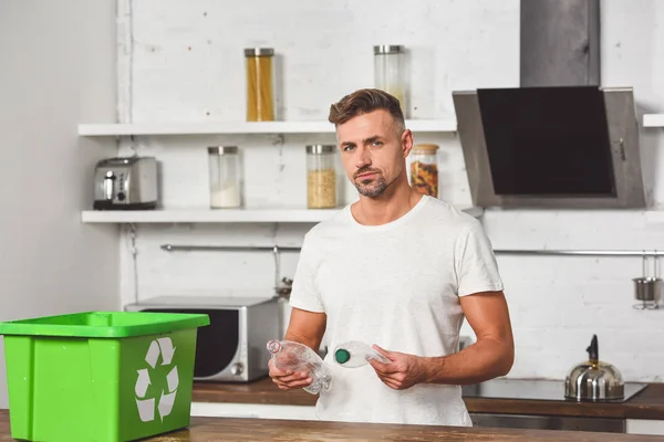 Homem Bonito Segurando Garrafas Plástico Com Caixa Reciclagem Verde Mesa — Fotografia de Stock Grátis