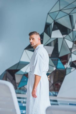 Yakışıklı erkek bornoz Spa ayakta