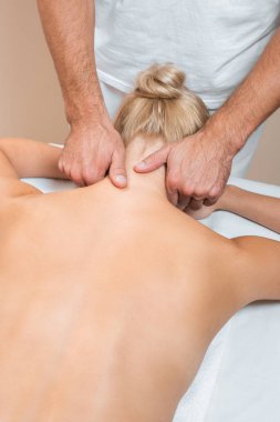 Erkek masör boyun masaj spa salonda yapıyor 
