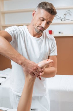 Yetişkin yakışıklı adam kadın Ayak Spa Masaj