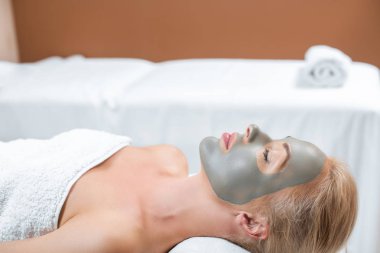 güzel sarışın kadın yüz kil maskesi Spa yalan 