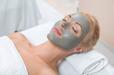 sarışın kadının yüz kil maskesi Spa yalan yakın çekim 